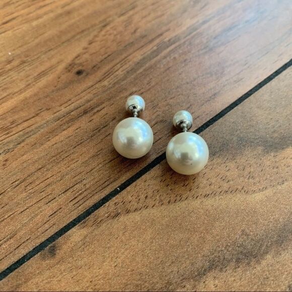 Express Pearl Stud Earrings - Picture 1 of 2